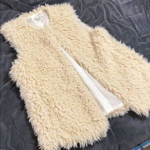 100% Polyester fur vest.